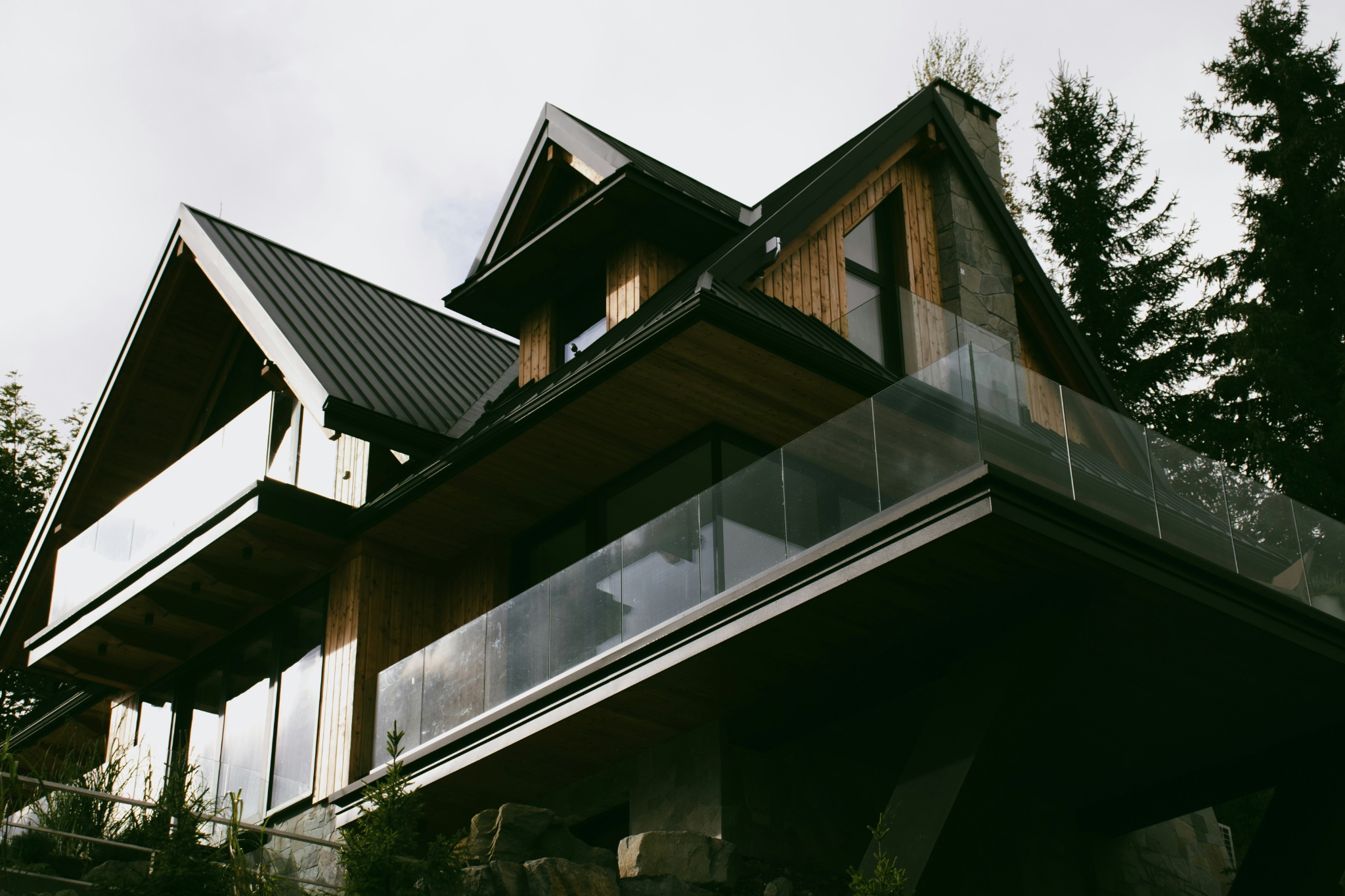 Vivienda de montaña con madera, piedra y grandes terrazas