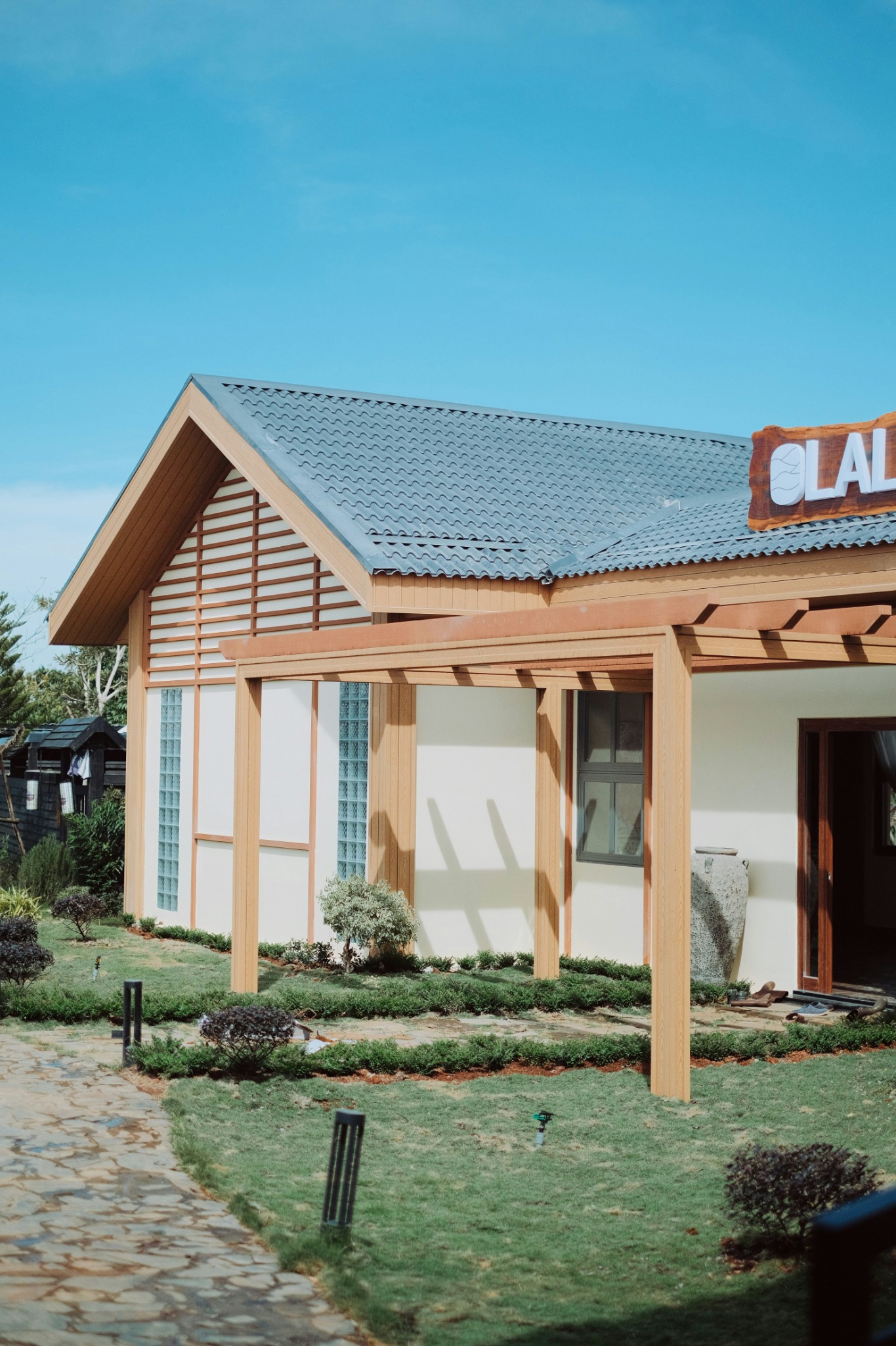 Vivienda rehabilitada con estructura de madera y jardín